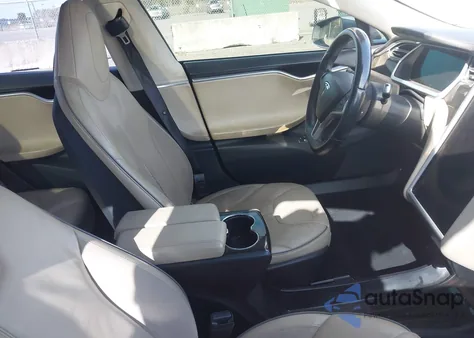 2013 Tesla Model S z USA, uszkodzony, nr VIN 5YJSA1DN9DFP25296